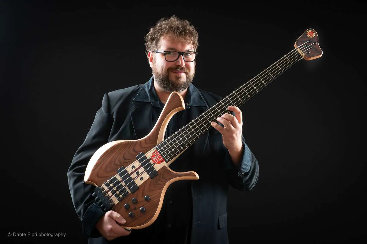 Federico Malaman con il suo basso signature Laurus