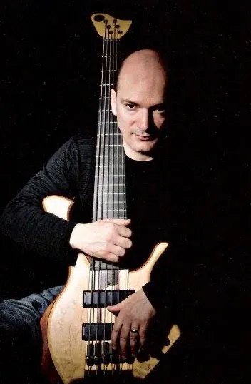 Stefano Valdo con un Laurus Bass
