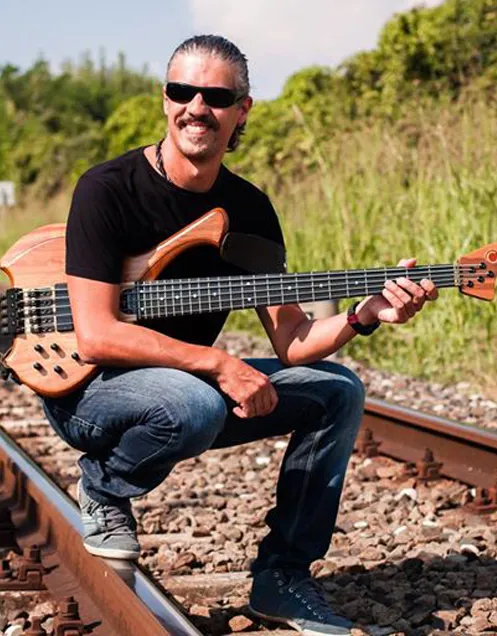 Andrea Balasso suona bassi Laurus T900

