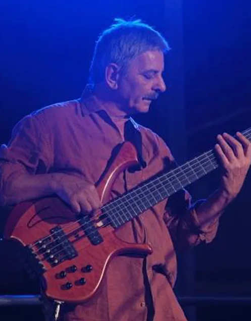 Ares Tavolazzi, Francesco Guccini, Area e il bassista di Paolo Conte suonano bassi Laurus