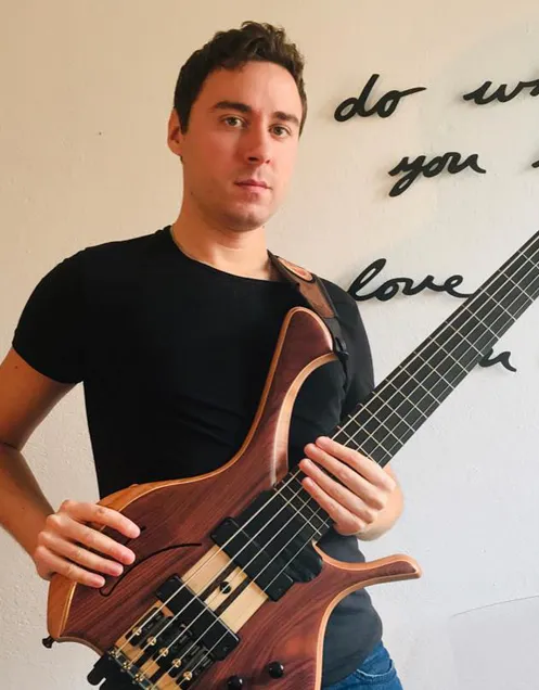 Emanuele Simoncini suona il suo basso fretless Laurus Signature