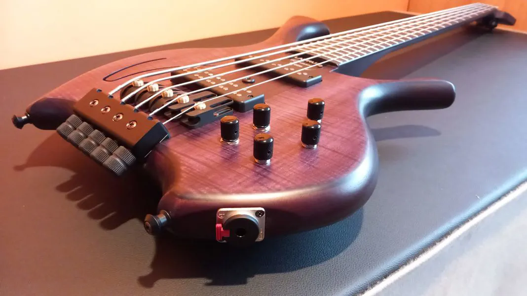 Laurus bass for sale: Quasar T900 XRH – Top in Figured Maple – 5 strings