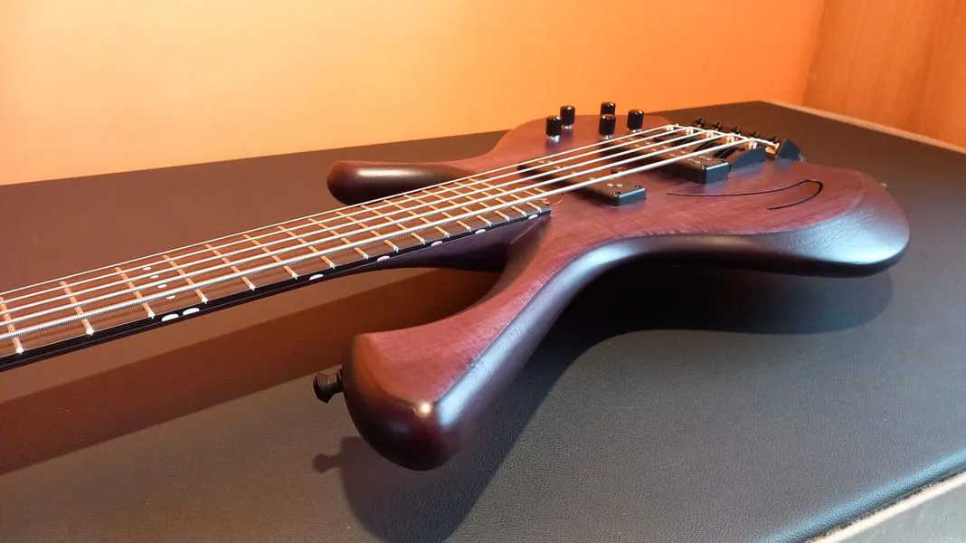 Laurus bass for sale: Quasar T900 XRH – Top in Figured Maple – 5 strings