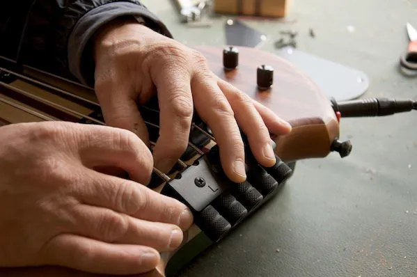 How to change strings to a Laurus bass
