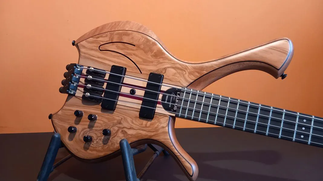 QUASAR T900 XRH-4  - Top in Olive wood 4 strings