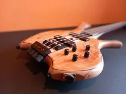 QUASAR T900 XRH-4  - Top in Olive wood 4 strings
