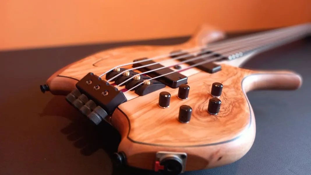 QUASAR T900 XRH-4  - Top in Olive wood 4 strings