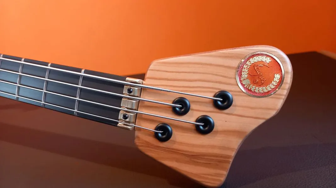 QUASAR T900 XRH-4  - Top in Olive wood 4 strings